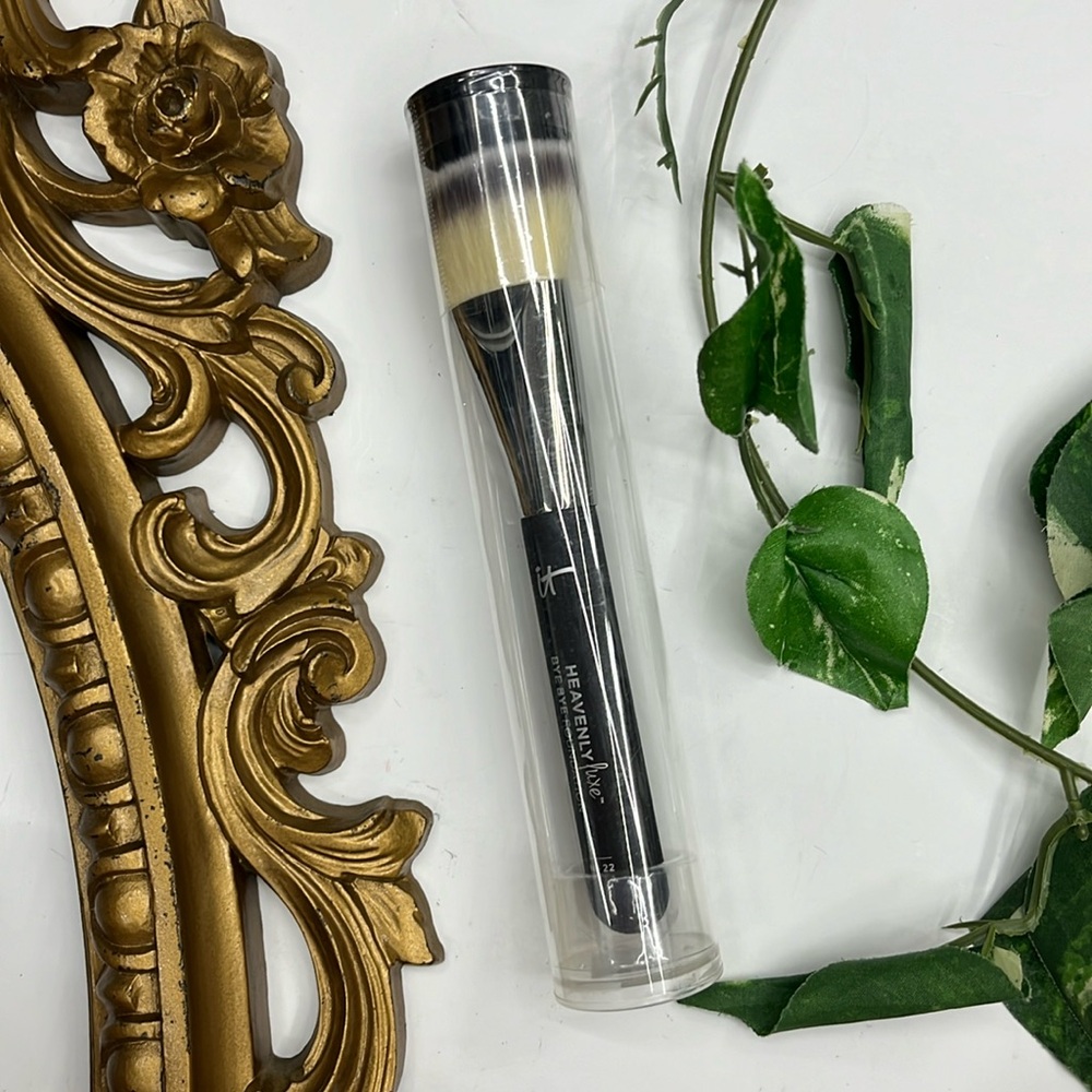 New IT Cosmetics Skin Perfecting Complexion Brush #22
